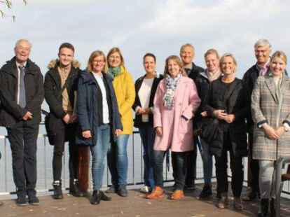 Sahen sich den Kurort an, um eine Entscheidung &uuml;ber den Kneipp-Kurort zu f&auml;llen: (v.li.) Kurdirektor Dr. Norbert Hemken, Albert Martens (Niedersachsen), Nils Eric Heinelt (Wirtschaftsministerium), Dorothee Schr&ouml;der (IHK Oldenburg), Claudia Franke (Wirtschaftsministerium), Annett P&uuml;rschel (Deutscher Wetterdienst), Ina Schuler (Marketingleiterin Touristik-Service), Bernd Vollrodt (Heilb&auml;derverband Niedersachsen), Franziska Hennig (Wirtschaftsministerium), Meike Zumbrock (Tourismus Marketing), Dr. G&uuml;nter Dietz (Reha-Zentrum am Meer), Wibke Strunk (Reha-Zentrum am Meer) und Ilka Lemkemeyer (Heilb&auml;derverband).