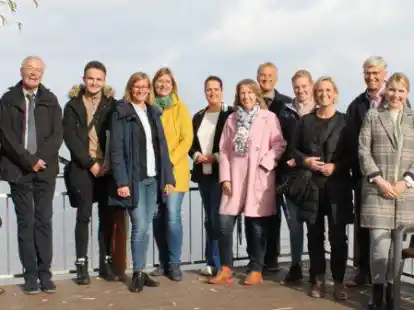 Sahen sich den Kurort an, um eine Entscheidung &uuml;ber den Kneipp-Kurort zu f&auml;llen: (v.li.) Kurdirektor Dr. Norbert Hemken, Albert Martens (Niedersachsen), Nils Eric Heinelt (Wirtschaftsministerium), Dorothee Schr&ouml;der (IHK Oldenburg), Claudia Franke (Wirtschaftsministerium), Annett P&uuml;rschel (Deutscher Wetterdienst), Ina Schuler (Marketingleiterin Touristik-Service), Bernd Vollrodt (Heilb&auml;derverband Niedersachsen), Franziska Hennig (Wirtschaftsministerium), Meike Zumbrock (Tourismus Marketing), Dr. G&uuml;nter Dietz (Reha-Zentrum am Meer), Wibke Strunk (Reha-Zentrum am Meer) und Ilka Lemkemeyer (Heilb&auml;derverband).