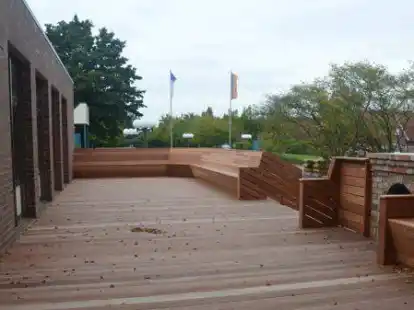 Die Gastronomie im Hallenwellenbad Hooksiel hat einen neuen P&auml;chter und der hat viel vor: Die neue Au&szlig;enterrasse mit Pizzaofen ist fast fertig.