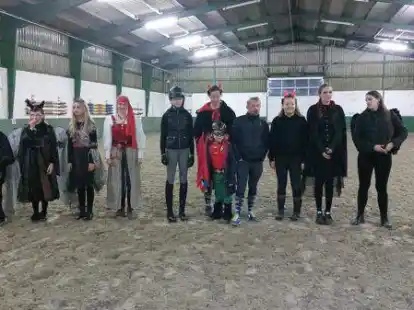 In Verkleidung trafen sich die Kinder und Jugendlichen aus dem Reitverein Hohenb&ouml;ken zur &Uuml;bernachtung und zum Ringstechen.