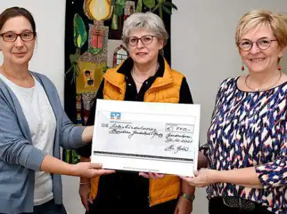 Chris Peikert-Baramsky (links) und  Linda Bahr erhielten einen Scheck von der fr&uuml;heren B&uuml;rgermeisterin Alice Gerken (rechts).