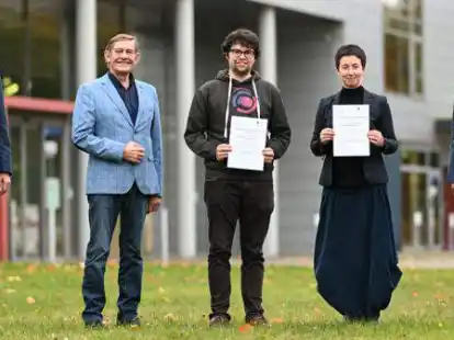 Prof. Dr. Klaus Peter Kohse und Dr. Karl Harms vom Vorstand der Freunde und F&ouml;rderer der Universit&auml;tsmedizin (v.l.) zeichneten gemeinsam mit dem Dekan der Medizinischen Fakult&auml;t, Prof. Dr. Hans Gerd Nothwang, (r.), Nachwuchswissenschaftler Daniel H&ouml;lle (M.) aus. Prof. Dr. Andrea Hildebrandt nahm den Preis stellvertretend f&uuml;r Juan Felipe Qui&ntilde;ones S&aacute;nchez entgegen.