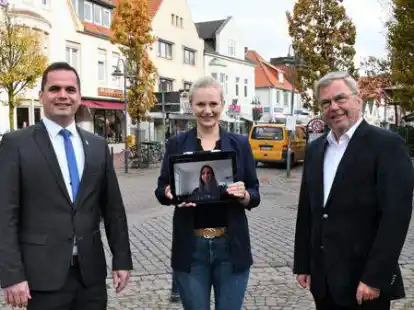B&uuml;rgermeister Kristian Kater (links), Nicole Helis und Dr. Frank K&auml;thler laden zum Hackathon ein. Auf dem Tablet zugeschaltet: Annelie Knust von der Firma nonconform.