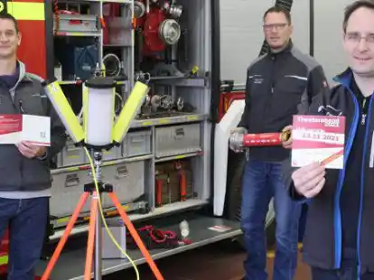 Freuen sich auf den Kartenverkauf: (von links) Sascha Henning, Torsten Fischer und Henning M&uuml;ntinga