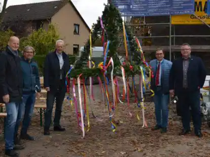 Feierten Richtfest in Hohenkirchen: (von links) Architekt Christoph Finke, Herro J&uuml;rgens vom Bauunternehmen Heino Frerichs, Bernhard Bruhnken, Bauherr und Gesch&auml;ftsf&uuml;hrer der Wohnungsbau Friesland, Landrat Sven Ambrosy und Mario Slezak, B&uuml;rgermeister der Gemeinde Wangerland