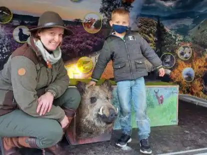 Janna Reents besucht mit dem neuen Erlebnismobil die Grundschule in Mittegro&szlig;efehn.