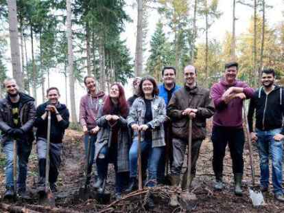 Die Gr&uuml;ne Jugend in Vechta hatte ein Einheitsbuddeln organisiert, 500 B&auml;ume wurden gepflanzt.