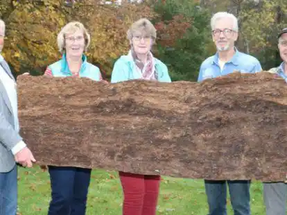 Frank Freiherr von Wolff (von links) &uuml;bergibt ein von ihm pr&auml;pariertes Moorprofil an das Moor- und Bauernmuseum in Benthullen und seine Vertreter Helga Bruhn (3. Vorsitzende), Marion Klusmann (Beisitzerin), Heinz-G&uuml;nther Hartig (Pressewart) und J&uuml;rgen Bureck (1. Vorsitzender).