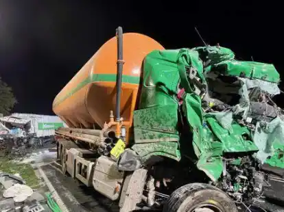 Unfall B 210 Jever: Die Bergung der komplett deformierten Laster durch die Einsatzkr&auml;fte der Freiwilligen Feuerwehren Jever und Schortens gestaltete sich schwierig.