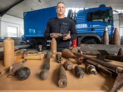 Hier sind viele Kampfmittel noch relativ schnell zu erkennen. Doch in der Realit&auml;t sind sie oftmals von Erde und Schlamm umgeben und verwittert, erkl&auml;rt Tomas Hauschild vom Kampfmittelbeseitigungsdienst. Hier h&auml;lt er eine M&ouml;rsergranate mit Leitwerk in den H&auml;nden, die relativ gut zu erkennen ist. Im n&auml;chsten Bild aber...