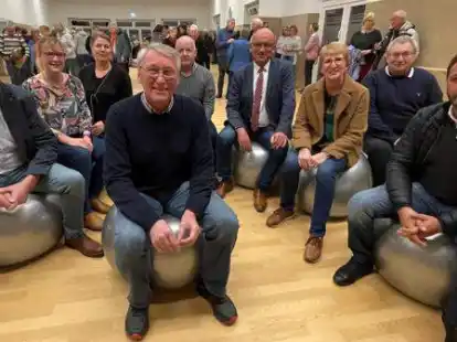 Bei der Einweihung des neuen Gymnastikraums des TuS Wahnbek (von links): Wilhelm Funk (Sportbund), Silke Ritzau (fr&uuml;here Turnwartin), Sabine Reinke (neue Turnwartin), Vorsitzender Karl-Heinz Eilers, Arndt Witte (Gemeinde), B&uuml;rgermeister Lars Krause, Monika Wiemken (Sportbund), Michael Fierkens (TuS Wahnbek) und Bauunternehmer Sevket Demiray