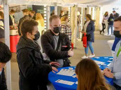 Suchen nach Nachwuchs. Regionale Unternehmen stellten sich Emder Studenten auf dem Karrieretag der Hochschule Leer/Emden vor.