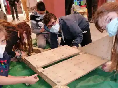 Diana L&ouml;wenstein und ihre Teamkollegen Leevke Charlotte Eberhardt, Daniel Sidelka, Mohamed Dirie und Mia Sophie Janssen beim Bau ihrer Seifenkiste.