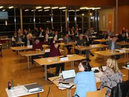 Der neue Rat der Stadt Friesoythe kam am Mittwochabend im Forum am Hansaplatz erstmals zusammen.