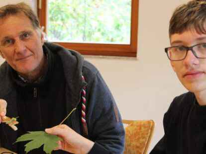 Die Natur hat einiges zu bieten: Joachim Gr&uuml;ner (links) und Philipp Metzner aus dem &Ouml;kowerk Emden basteln Schmetterlinge aus Ahornsamen.