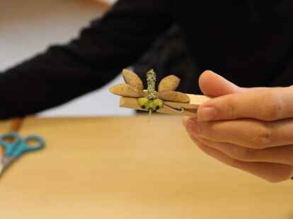 Wenn der Schmetterling angetrocknet ist, k&ouml;nnen ihm Augen mit einem Filzstift aufgemalt werden.