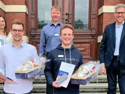 &Uuml;bergabe der IHK-Auszeichnung mit Abstand und an der frischen Luft:  Ausbildungsleiterin Laura Lukaschyk (hinten, von links), IT-Leiter Matthias Werner und Stefan B&uuml;nting, Leiter des Gesch&auml;ftsbereichs Bildung bei der IHK Oldenburg, haben Jan Eriksen (vorne  links) und Thorben Brand gratuliert.