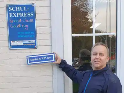 Feste Schilder helfen jetzt in Sandkrug: Elternsprecher Stephan Behrens hat sich daf&uuml;r eingesetzt, dass an den 13 Haltestellen des Schulexpress die Beschilderung erneuert wird.