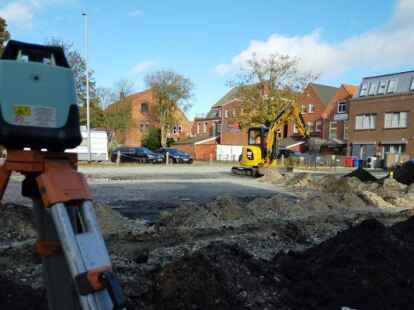 Ausbesserungsarbeiten f&uuml;r den Winter: Die Schotterfl&auml;che im hinteren Bereich des WBZ-Parkplatzes wird derzeit begradigt