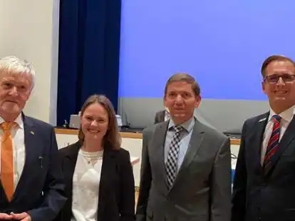 Den Landkreis Wesermarsch repr&auml;sentieren (von rechts) Landrat Stephan Siefken sowie seine drei Stellvertreter Dieter Kohlmann, Mareike Suhr-Krippner und Horst Kortlang.