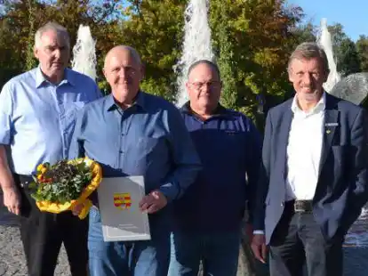 Blumenstrau&szlig; und Urkunde: Friedrich Behrens (2.v.l.) wurde zum 25-j&auml;hrigen Dienstjubil&auml;um noch vom ehemaligen B&uuml;rgermeister Dr. Arno Schilling (r.), dem Personalratsvorsitzenden Albert Plank (2.v.r.) und dem Leiter des Baubetriebshofes, Herbert Brun&szlig;en (l.), geehrt.