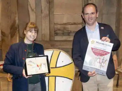 Projektleiterin Sabrina Alber (links) und Museumsleiter Kai Jansen stellen das neue interaktive Spiel f&uuml;r Castrum Vechtense vor.