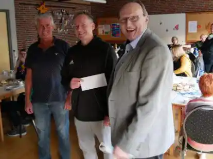 Tag der offenen T&uuml;r bei der Schlaganfall-Gruppe: (von links) Hans Schwedt, Mario Glasner und der neue B&uuml;rgermeister Harald Stindt