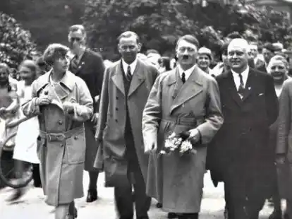Sechst&auml;gige Reise durch das Oldenburger Land: (v.li. vorn) Sophie Charlotte von Oldenburg, vermutlich Harald von Hedemann, Adolf Hitler und Gauleiter Carl R&ouml;ver im Schlosspark in Rastede. Es sind neue Hinweise und Bilder aufgetaucht.