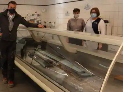 Haben sich vom alten K&uuml;hltresen verabschiedet: (von links) Hinrich Hellbusch, Beatric Harms und Doris Mahlstedt.