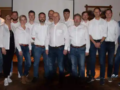 Der Vorstand des SV Str&uuml;cklingen (von links): Timo Geesen, Matthias Reens, Corinna Beckmann, Denis Widder, Carina Reens, Daniel Olling, Martin Rosenbaum, Wilfried Harms, Peter Hermes, Thomas Harms, Erhard Fugel, Christian Schulte, Heinz-Georg Cordes, Michael Schulte, Bernhard Jakobi und Miachel Abeln.