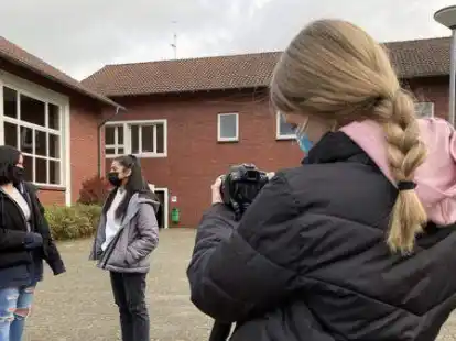 Sch&uuml;lerinnen der Klasse 9a der Oberschule Obenstrohe beim Filmdreh (von links): Lea, Cecilia, Jolina.