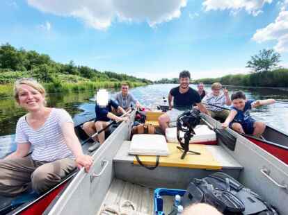 Die Kinder und Jugendlichen aus den Gruppen der Emder Jugendhilfe-Einrichtung Outlaw gingen unter anderem auf Kanu-Tour rund um die Stadt. Nicht alle durften ungepixelt gezeigt werden.