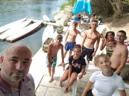 Teilnehmer aus dem serbischen Teil Bosnien-Herzegowinas: Sie erkundeten, wie man das ortstypische Dayak (eine Mischung aus Stehpaddelbrett und Venedig-Gondel) baut und steuert.