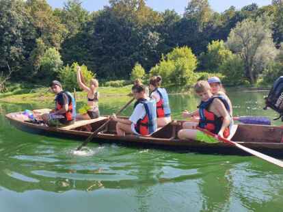 Die kroatischen Jugendlichen restaurierten am Fluss Kupa zwei Boote und gingen danach auf Rudertour.
