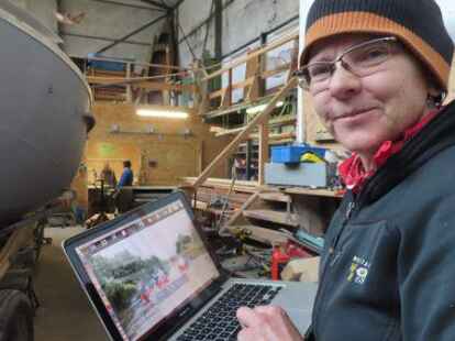 Auch wenn manche Corona-Klippe zu umschiffen war: Bootsbauerin Inka Petersen vom Emder Arbeitskreis f&uuml;r historischen Schiffbau in Ostfriesland hat ihr internationales Jugendprojekt &bdquo;Boats Building Bridges&ldquo; durchgezogen - mit Austausch auf dem digitalen Weg.