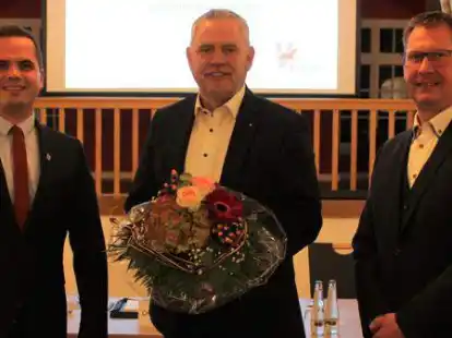 B&uuml;rgermeister Kristian Kater (links) gratulierte Dirk L&uuml;bbe (Mitte) und Rolf Wichmann.