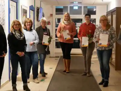 Zertifikats&uuml;bergabe in der regioVHS Ganderkesee: (von links) Ulrike Schmid (Dozentin), Vanessa Bohlen (Dozentin), Hildegard Schmitz-Neumann (Jugendamt Landkreis Oldenburg), Regina Stigge, Vanessa May, Gunda Strackerjan, Ines Jonek und Perdita Richter.