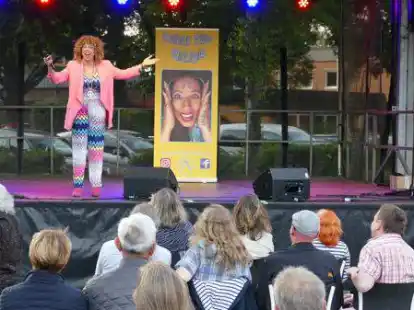 Die &bdquo;Soul-Diva&ldquo; Esther Filly sorgte im Sommer am B&uuml;rgerhaus in Wardenburg f&uuml;r gute Laune. Es war eine der ersten Kulturveranstaltungen nach dem langen Lockdown.