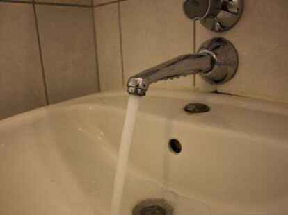 Der Wasserhahn in einem Wohn- und Gesch&auml;ftshaus in Vechta ist von Unbekannte aufgedreht worden.