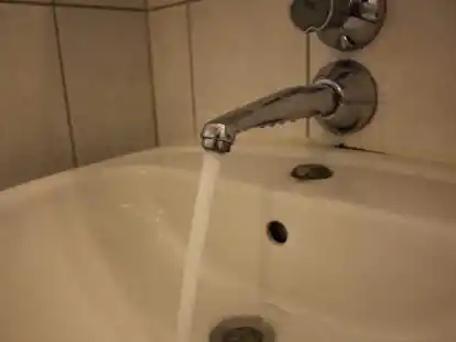 Der Wasserhahn in einem Wohn- und Gesch&auml;ftshaus in Vechta ist von Unbekannte aufgedreht worden.