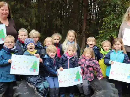 Einen eigenen Adventskalender hat der F&ouml;rderverein der Kita &bdquo;Die Arche&ldquo; und der Grundschule Sonnentau  Elisabethfehn entworfen.  Stolz zeigen die Kinder des Waldkindergartens &bdquo;De Landkieker&ldquo; einige Exemplare. Das Deckblatt haben sie gezeichnet.