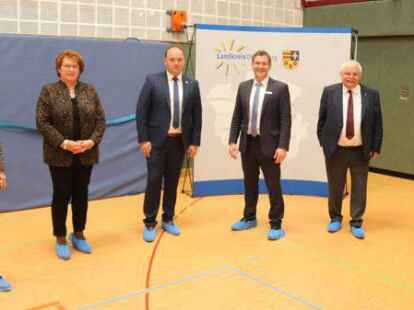 Landrat Christian Pundt (3. von rechts) hat drei Stellvertreter. Gew&auml;hlt wurden (von links) Christel Zie&szlig;ler, Marion Daniel und Hajo Suhr. Den Vorsitz im Kreistag haben wie bisher Hartmut Post und seine Stellvertreterin Anke Paradies.