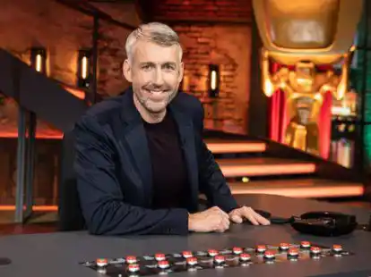 Comedian Sebastian Pufpaff sitzt in der der Kulisse der Comedyshow &bdquo;TV total&ldquo;: &bdquo;TV total&ldquo; kehrt mit neuen Folgen ins deutsche Fernsehen zur&uuml;ck &ndash; aber ohne Stefan Raab als Moderator.