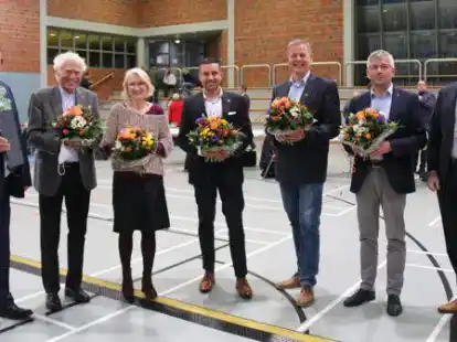Sie repr&auml;sentieren in dieser Wahlperiode den Rat: (von rechts) B&uuml;rgermeister Jens Kuraschinski mit dem wiedergew&auml;hlten Ratsvorsitzenden G&uuml;nter L&uuml;bke, dessen Stellvertreter Woldemar Schilberg sowie den stellvertretenden B&uuml;rgermeistern  Marcell G&ouml;rke, Evelyn Goosmann und Wolfgang D&auml;ubler. Links der bisherige stellvertretende B&uuml;rgermeister Wolfgang Sasse.