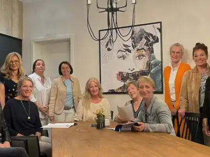 Sind verantwortlich f&uuml;r den Kunstpreis &bdquo;Das Goldene Segel&ldquo;: (v.li.) Monika Brockmann, Sabine Borchers, Anke van Mark, Anja B&uuml;hring, Anna Martin, Anke Wragge, Christa Heus, Lina Brunn&eacute;e, Birgit Kruse, Janett Brown und Ilka B&uuml;nting