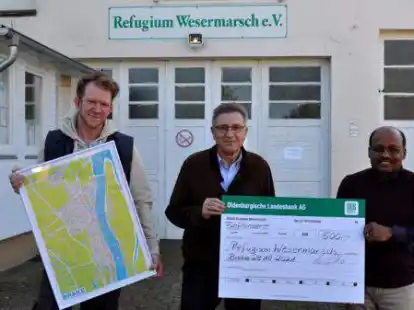Wilke Eichler freute sich, R&uuml;diger Galli und Sivalingam Sireetharan vom Verein Refugium aus dem Verkauf der Braker Stadtpl&auml;ne eine Spende von 500 Euro &uuml;berreichen zu k&ouml;nnen.