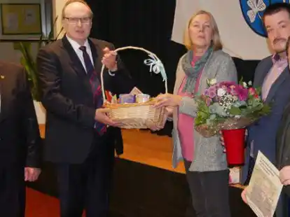 Nach der Vereidigung bekam der neue B&uuml;rgermeister Geschenke: (von links) Alterspr&auml;sident G&uuml;nter Busch (CDU), B&uuml;rgermeister Harald Stindt sowie Elke Kuik-Janssen  (Gr&uuml;ne), Torben Hafeneger (SPD) und Olaf Helwig (WPS)