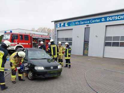 Gutes Teamwork spielt bei der Rettung von Verkehrsunfallopfern eine gro&szlig;e Rolle: Dieses Zusammenspiel wurde jetzt in Harpstedt ge&uuml;bt.