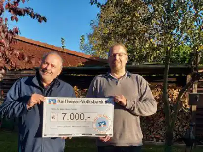 Dirk Franzciszak vom Imkerverband Rheinland (links) freut sich &uuml;ber eine 7000 Euro Spende der ostfriesischen Imker &uuml;bergeben von Auricher Imker Michael Murra.