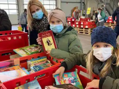Beim B&uuml;cher-Markt des Rotary-Clubs suchten Filina (rechts) und Zoe mit ihrer Mutter nach Kinderb&uuml;chern.